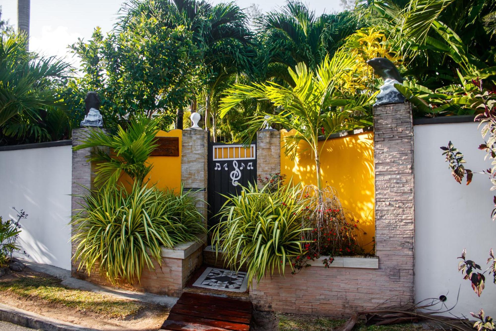 Nid'Aigle Lodge Baie Sainte Anne Екстериор снимка